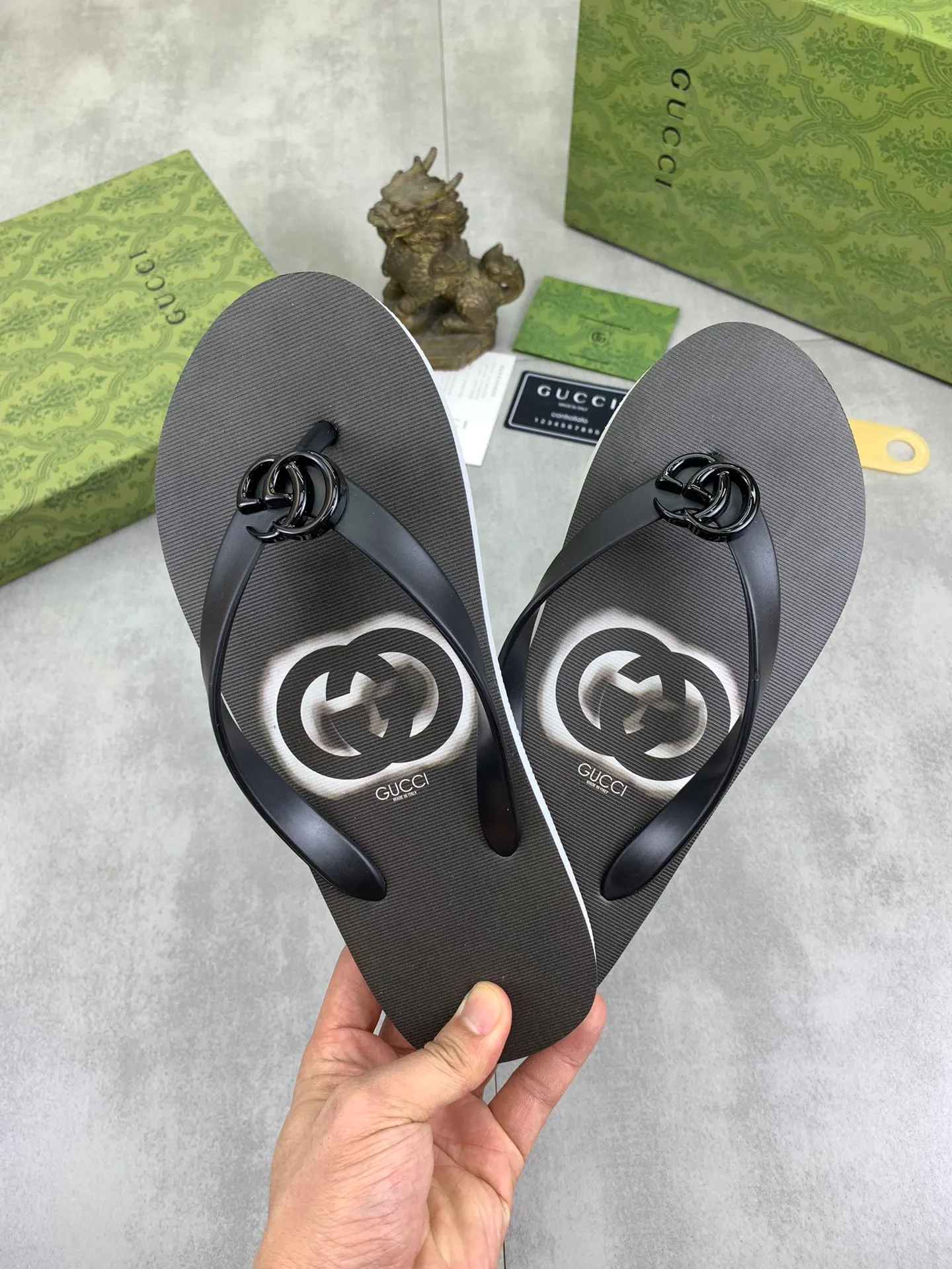 Men's men's shoes 💰P220💰【New style】🆘【GUCCI】Official website's popular Gucci adult couple 🧑‍🤝‍🧑 style, children's flip-flops are on sale at the counter simultaneously! Original fabric imported from Italy. Original bottom provided by the original factory. Size: Adult 36-45. Children’s size: 30-37. Multiple colors available.